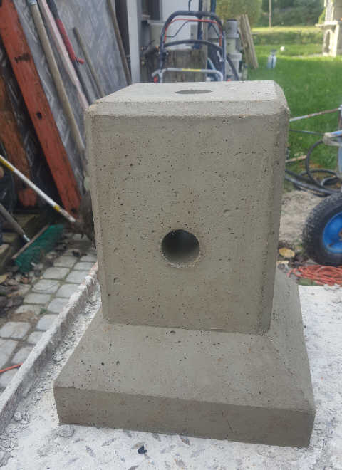 Kwadratowy fundament betonowy lampy ogrodowej do zasypania ziemią, widok przestrzenny, 200x200mm. Fundament betonowy