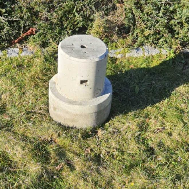 Fundament betonowy lampy ogrodowej do zasypania ziemią, widok z przodu, średnica 260mm, ciężki, pogłębiony